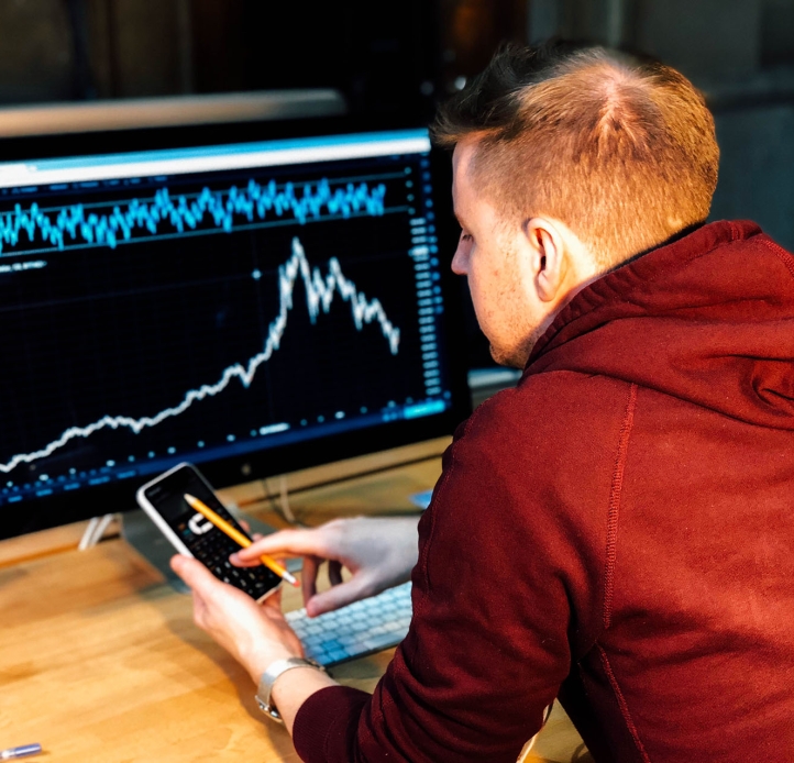 Student reviews Bitcoin analysis on desktop and phone