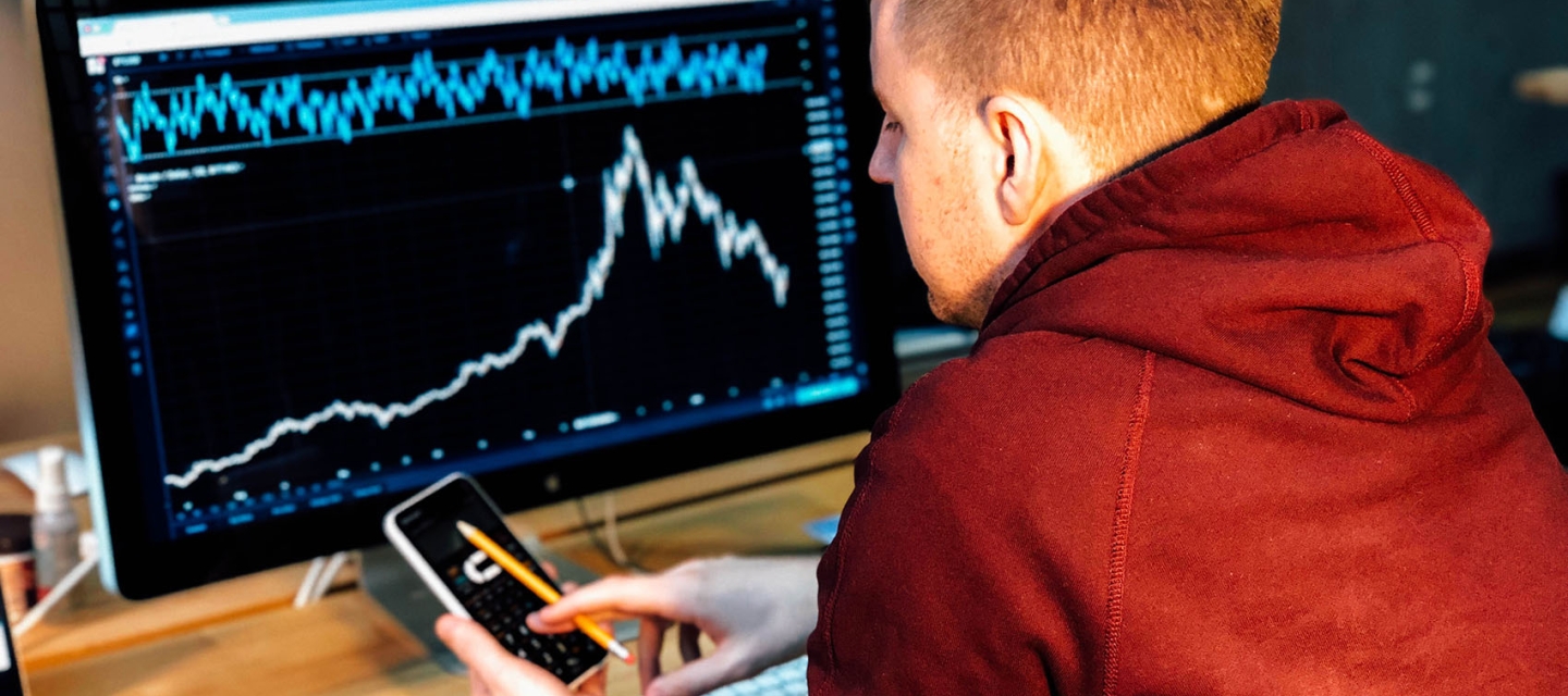 Student reviews Bitcoin analysis on desktop and phone